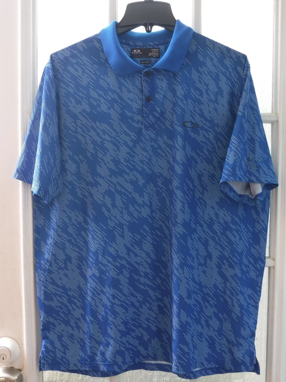 Oakley Hydrolix White Striped on Blue Short Sleeve Collared Shirt
